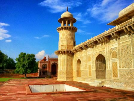 Itmad-ud-Daulah tourist guide - Timings, tickets and travel tips